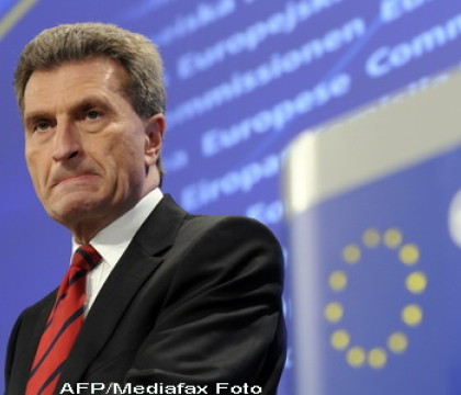 Comisar european: Vedetele care isi fac selfie-uri nud sunt "TOANTE". Reactia acestuia cand i s-a sugerat sa-si ceara scuze
