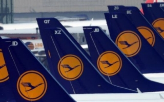 Cum a convins o companie aeriana zeci de cetateni sa-si schimbe numele si sa se mute in alta tara