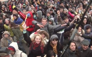 VIDEO. Hora moldoveneasca, motiv de distractie pentru protestatarii de la Kiev
