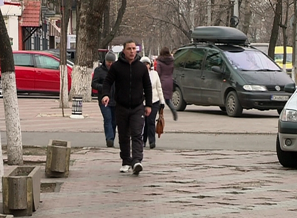 Sondaj: Jumatate din moldoveni ar pleca cu prima ocazie in strainatate. Ce ii nemultumeste