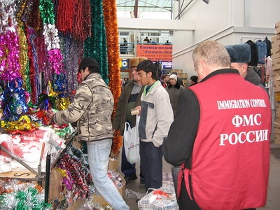 Restrictii noi pentru imigrantii din Rusia. "Vanzatorii straini vor fi concediati pana in ianuarie 2014"