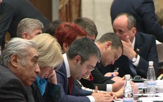 Porcul se ingrasa in ajun. Cum au votat deputatii bugetul pentru 2014: "Suntem obositi si flamanzi"