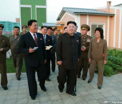 Noi fotografii cu liderul coreean Kim Jong Un alimenteaza zvonurile despre problemele de sanatate de care ar suferi. FOTO