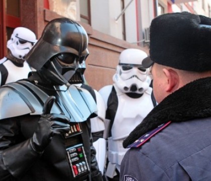 Alegeri Parlamentare in Ucraina, tara macinata de razboi, care spera o apropiere de Occident. Darth Vader spera sa castige