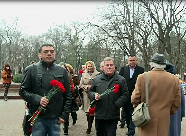 VIDEO. Comunistii, huiduiti la bustul lui Mihai Eminescu. Cum a fost comemorat poetul de politicieni