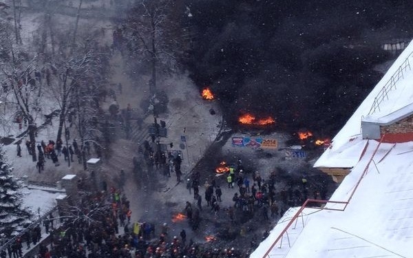 Confruntarile de la Kiev se intensifica. Politistii au adus un tanc in piata: 3 morti