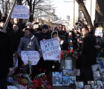 VIDEO. Petro Porosenko, huiduit la ceremonia revoltelor din Kiev de rudele victimelor. Joe Biden nici nu a coborat din masina