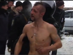 VIDEO 18+. Barbatul dezbracat si injosit de "Berkut" a fost identificat. Reactia autoritatilor