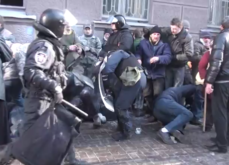 IMAGINI VIDEO SOCANTE. Cum arata un parc de la Kiev dupa ciocnirile dintre manifestanti si BERKUT
