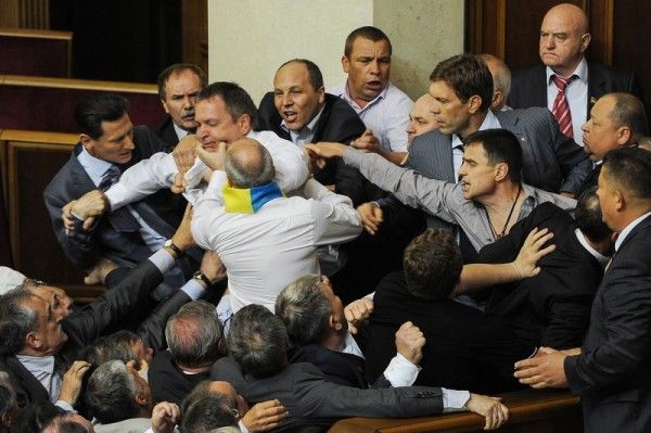 Bataie in Parlamentul de la Kiev. Puterea si opozitia s-au luat la harta. La ce nu s-au inteles