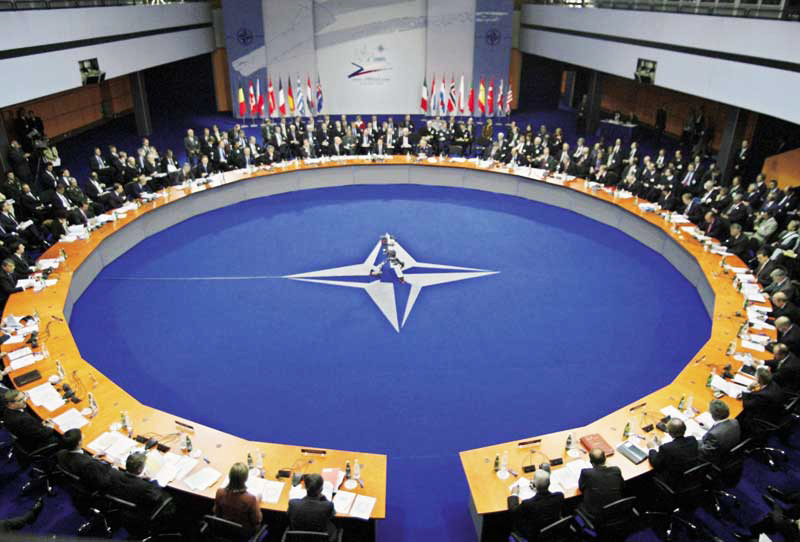 NATO condamna "baia de sange" din Ucraina si cere armatei sa nu intervina in criza politica