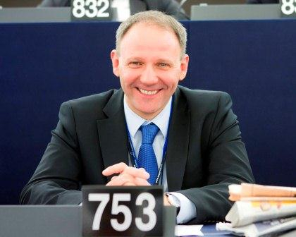 Vicepresedintele Parlamentului European, retinut dupa ce a strigat " Heil Hitler" si i-a facut " nazisti" pe vamesii germani