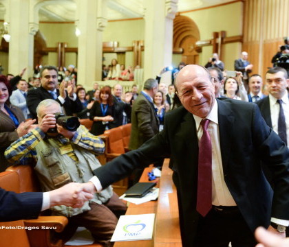 Traian Basescu o sustine pe Elena Udrea: "Cred in omul asta, indiferent cat de suparati sunt toti pe mine"