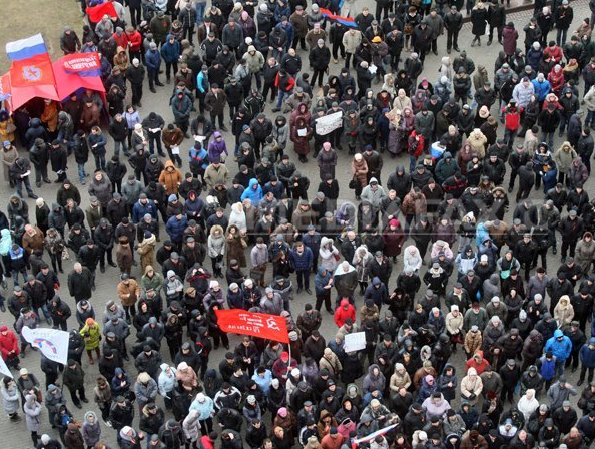 Protest in Ucraina: Peste 2.000 de persoane manifesteaza la Donetk purtand steagul Rusiei 