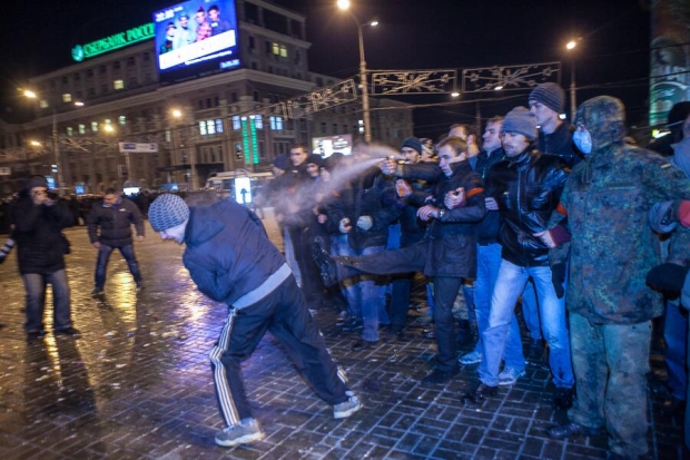 VIDEO. Confruntari intre manifestantii prorusi si proeuropeni la Donetzk: 3 oameni au MURIT