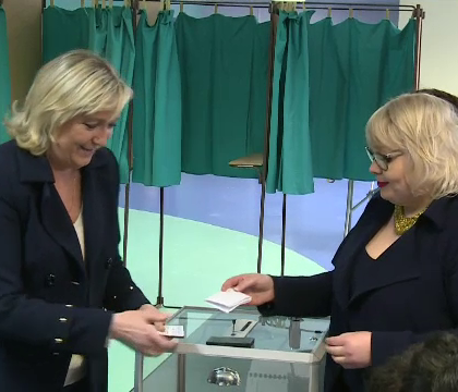 Francezii au votat in al doilea tur al alegerilor locale. Votul lui Marine le Pen, tulburat de activistele topless FEMEN
