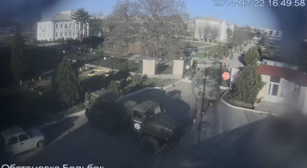 Fortele pro-ruse au folosit blindate si arme pentru a ocupa 2 baze. Un militar ucrainean a fost impuscat