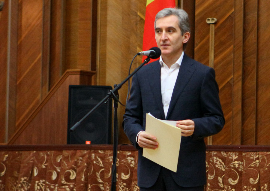 Nu se teme de motiune. Leanca e gata sa vina in Parlament sa dea explicatii comunistilor
