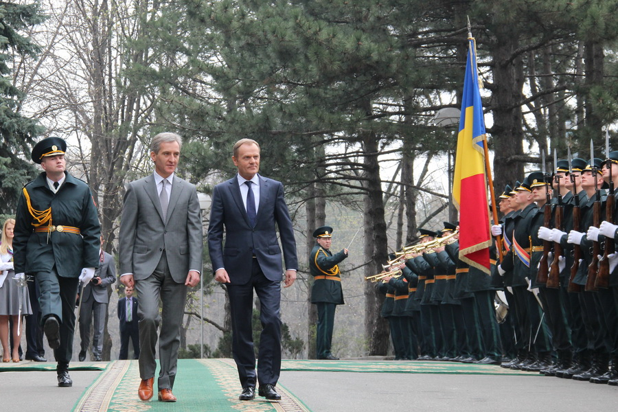 GALERIE FOTO. Donald Tusk, intampinat la Chisinau cu onoruri militare