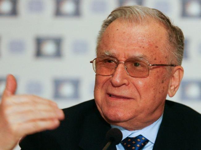 VIDEO. Ion Iliescu, intr-o ipostaza neplacuta. Cum a fost surprins in timp ce Basescu tinea un discurs