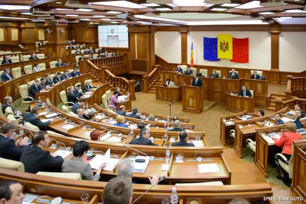 Voteaza si primesc salarii. Deputatii cu averi de milioane, dar care nu s-au facut auziti in plen