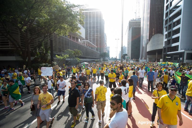 Sute de mii de brazilieni au cerut in strada demisia presedintelui. Scandalul urias in care e implicata Dilma Rousseff