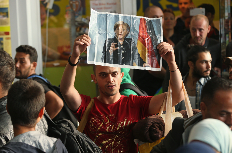 Drumul din Infern spre "Taramul Fagaduintei". Reactiile refugiatilor ajunsi in Germania in IMAGINI