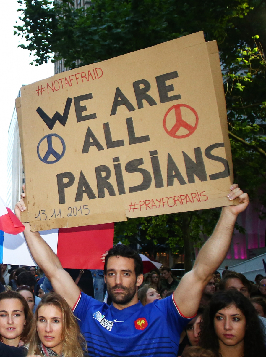 Noaptea in care libertatea a devenit prizoniera teroristilor. Omagiile aduse in intreaga lume dupa atentatele de la Paris - FOTO