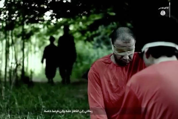 Noua filmare socanta de propaganda ISIS. Doi baieti occidentali executa prizonieri ai extremistilor, soldat si spion