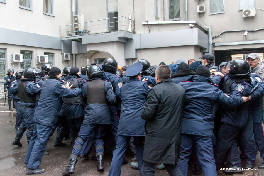 FOTO. Criza in Ucraina. Incidente cu pierderi de vieti omenesti in Donetk. Kievul le-a dat un ultimatum separatistilor