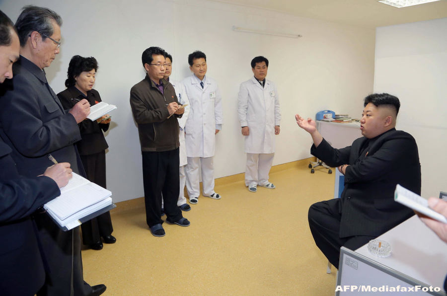 BBC: "De ce este presedintele Coreei de Nord, Kim Jong-un, inconjurat tot timpul de oameni care iau notite?". FOTO