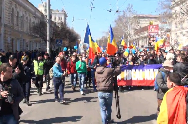 Mars pentru unirea Basarabiei cu Romania la Bucuresti. Mii de oameni au iesit in strada