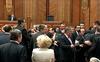 VIDEO. BATAIE IN PARLAMENT: Marian Lupu si Grigore Petrenco s-au luat la PUMNI