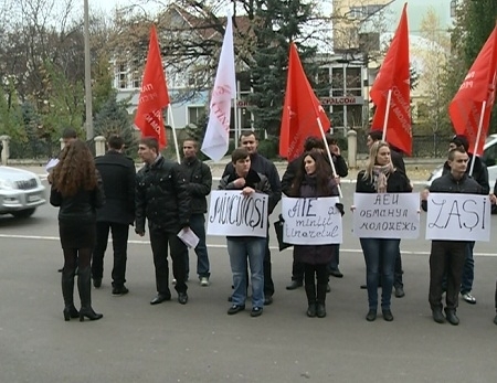 Protest in fata Parlamentului. Socialistii il acuza pe ministrul Tineretului ca-si roade pantalonii degeaba la minister