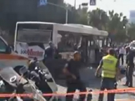 Atentat terorist la Tel Aviv. Un autobuz a fost aruncat in aer