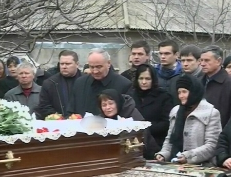 VIDEO. Timofti si-a luat adio de la mama sa. Presedintele a plans in hohote la mormant 