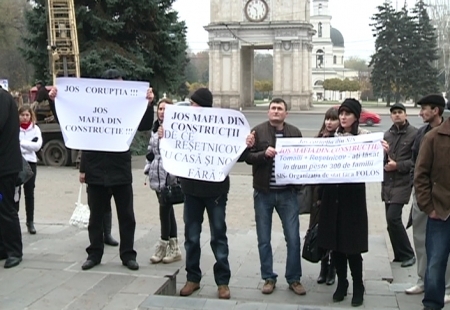Nu-si pot obtine apartamentele procurate! De ce protestatarii il acuza pe Artur Resetnicov