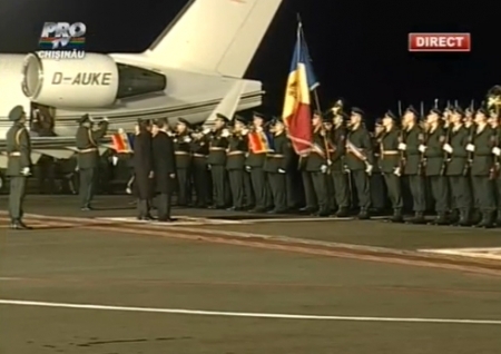 VIDEO. Jose Manuel Barroso a sosit la Chisinau! Cum a fost intampinat oficialul pe aeroport