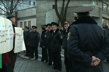 Barroso, intampinat cu fast, dar si cu proteste. Cateva partide de stanga au manifestat in fata Guvernului