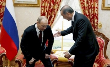 Putin are cu adevarat probleme de sanatate. Premierul turc l-a ajutat sa se aseze in fotoliu

