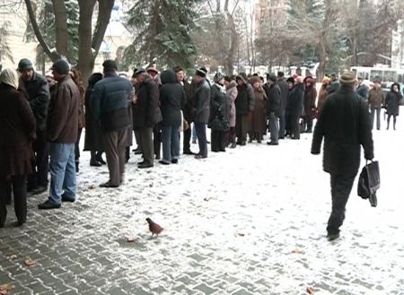 VIDEO. Coada la sectiile de votare! Cetatenii romani din RM au asteptat ore in sir pentru a vota