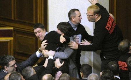 In Parlament, ca la nebuni. Femei in sanii goi si bataie intre deputati