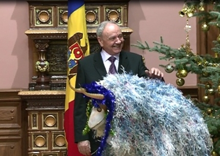 Colindatori la case mari. In ajun de Craciun, Nicolae Timofti si Dorin Chirtoaca au primit uratorii