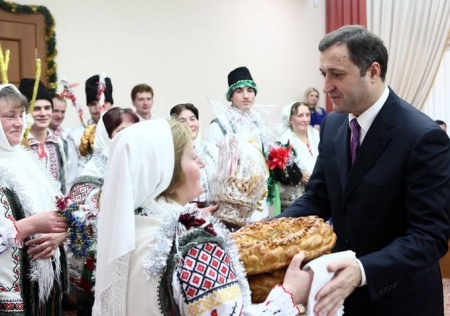 I-au indemnat sa munceasca si mai mult in anul care vine. Ministrii au primit colindatorii