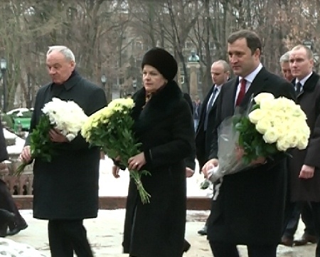 Chirtoaca: Daca ar fi trait, Eminescu ne-ar fi desfiintat pe toti! Cum l-au omagiat politicienii pe Luceafarul poeziei romanesti