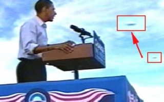 OBAMA ar putea fi extraterestru! OZN-urile ii dau tarcoale in aparitiile publice 
