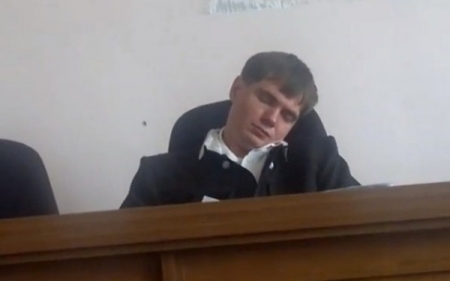 Judecatorul din Rusia care a fost filmat in timp ce dormea in mijlocul procesului si-a dat demisia