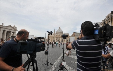 Cum se va alege noul Suveran Pontif. Procedura care se incheie cu fum alb si "Habemus Papam"