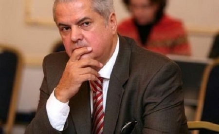 Fostrul premier Adrian Nastase afla, astazi, daca va fi eliberat din inchisoare