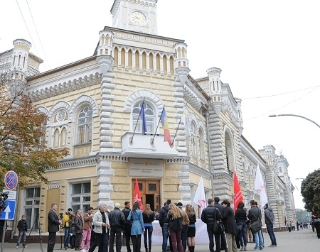 Socialistii protesteaza la Primarie: Chirtoaca, intoarce banii si demisioneaza!